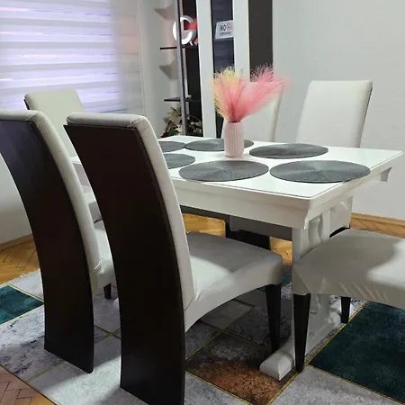 Charming 2 Bedroom In Heart Of Apartment *
