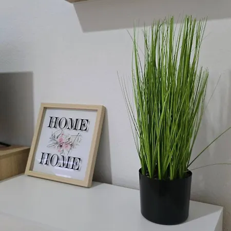 Charming 2 Bedroom In Heart Of Apartment *