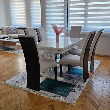 Charming 2 Bedroom In Heart Of Apartment