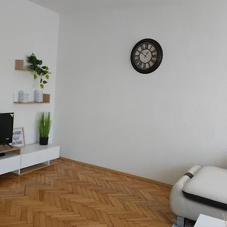 Charming 2 Bedroom In Heart Of Apartment *
