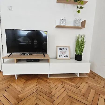 Charming 2 Bedroom In Heart Of Apartment
