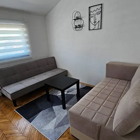 Charming 2 Bedroom In Heart Of Apartment *